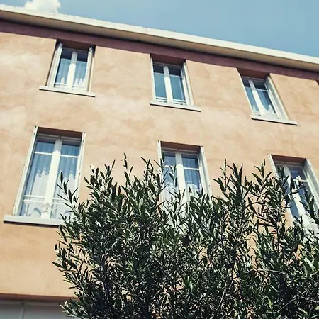 The Old Ravel Centre Hotel